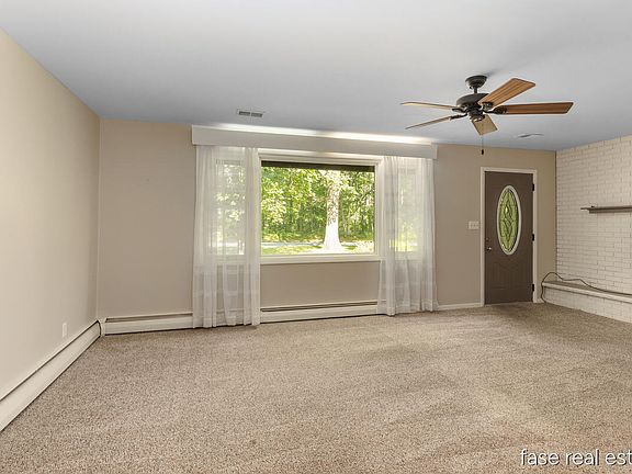 4th image of 7676 Courtland Dr NE