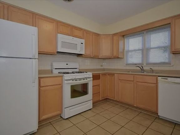 5th image of 144 E Quincy St