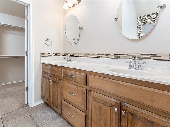 4th image of 17024 Woodvine Dr
