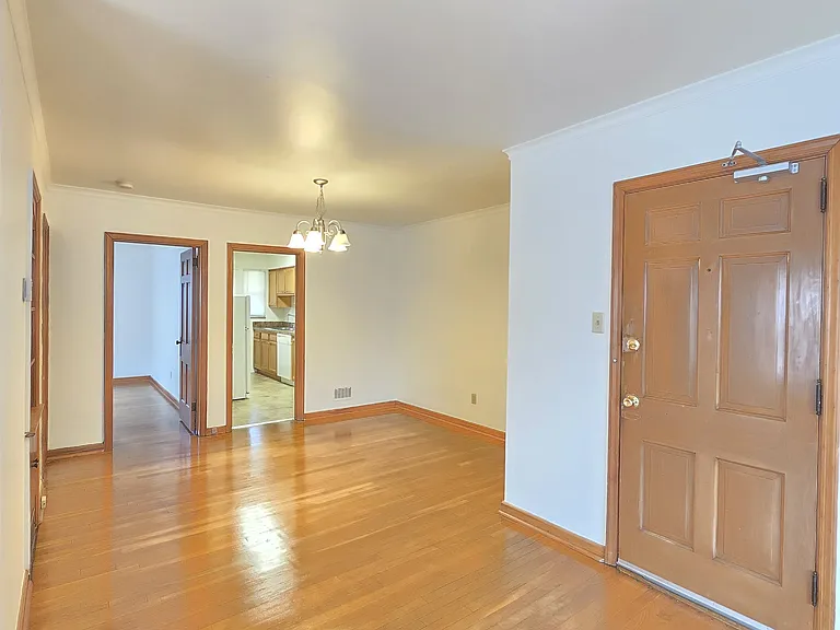 1071 S Cassingham Rd — Photo 3