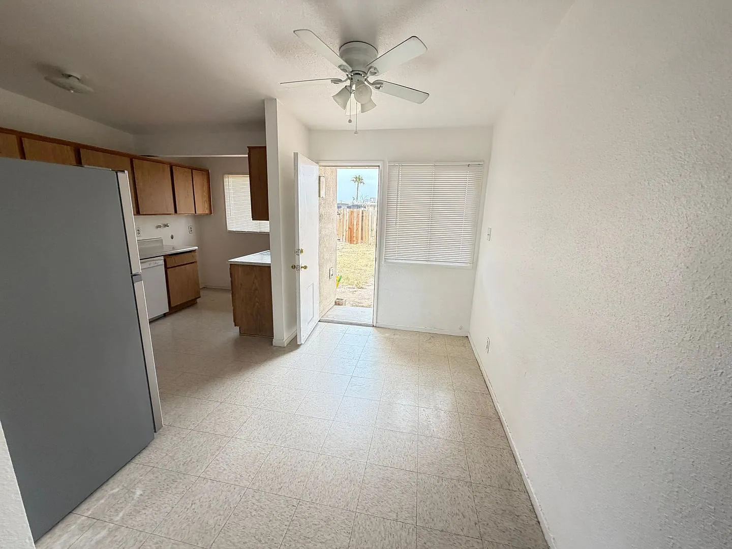 Cozy two bedroom, available for move in now! — Photo 4