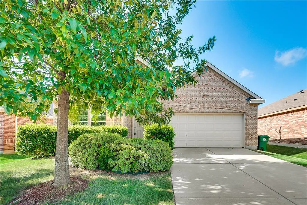 3 bed, 2015 sqft, $2,400 — Photo 1