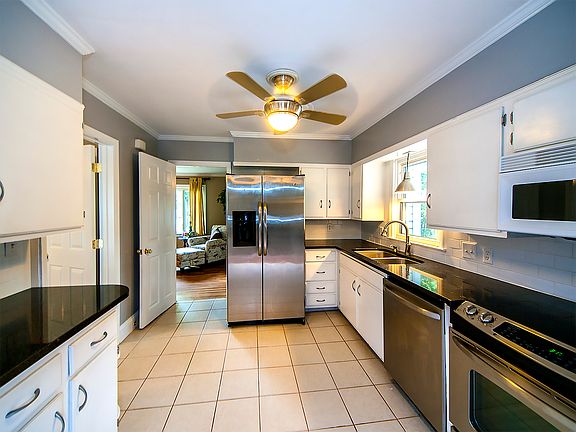 4th image of 2811 Dorchester Pl