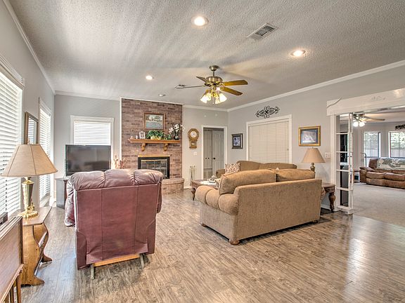 5th image of 1219 Kiowa Dr E