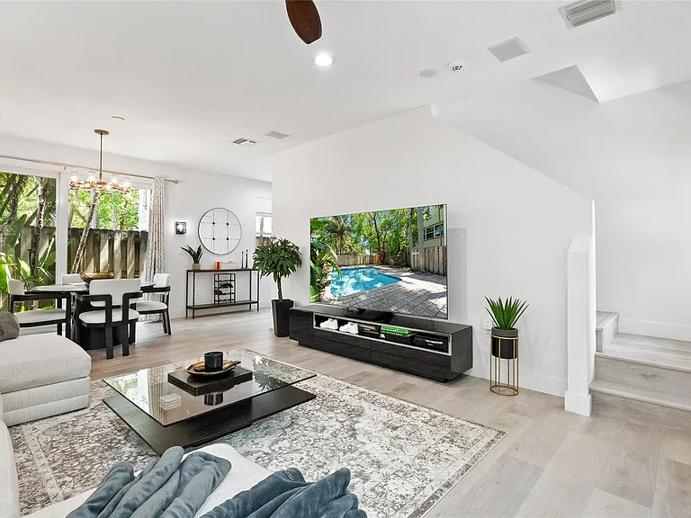 417 SW 8th St — Photo 4