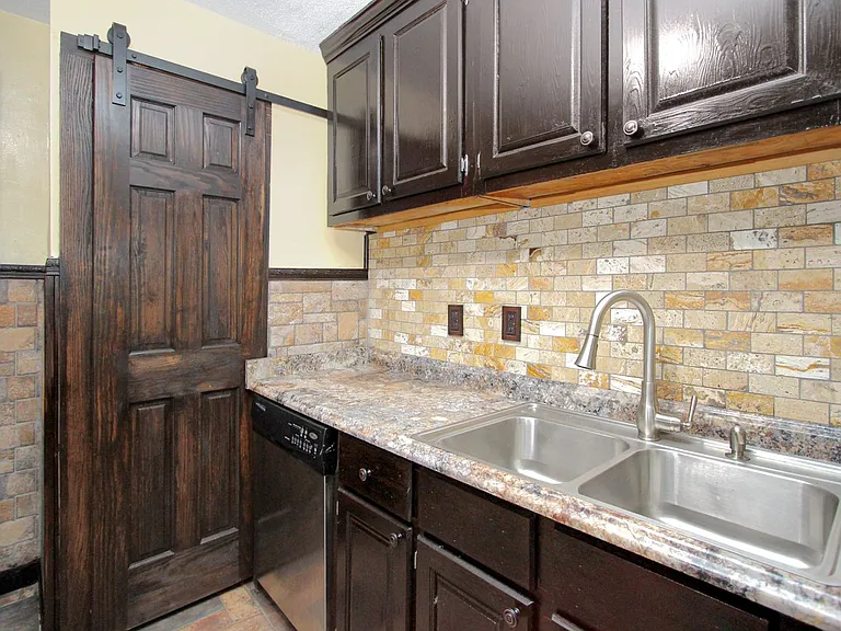 414 Wakefield Ave — Photo 8