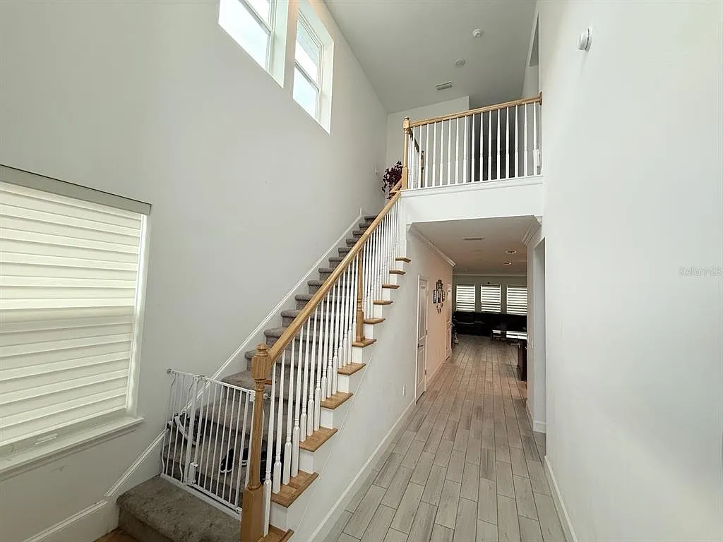 5 bed, 4.5 bath, 2569 sqft, $3,900 — Photo 3