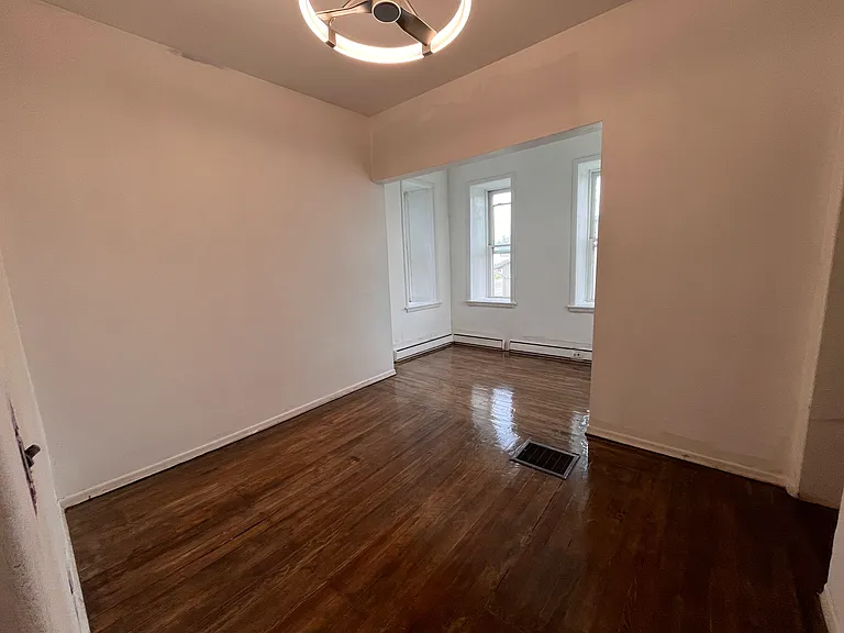 214 W Broadway St — Photo 2