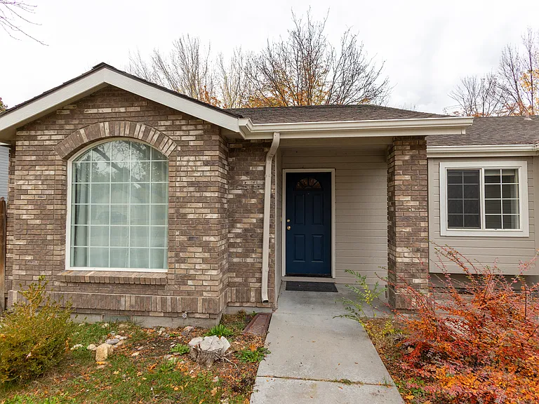 164 S Silverwood Way — Photo 3