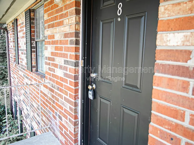 129 Hillcrest Dr #8 — Photo 1