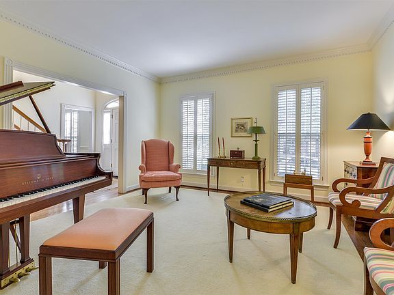 5th image of 102 Wellington Park Ct
