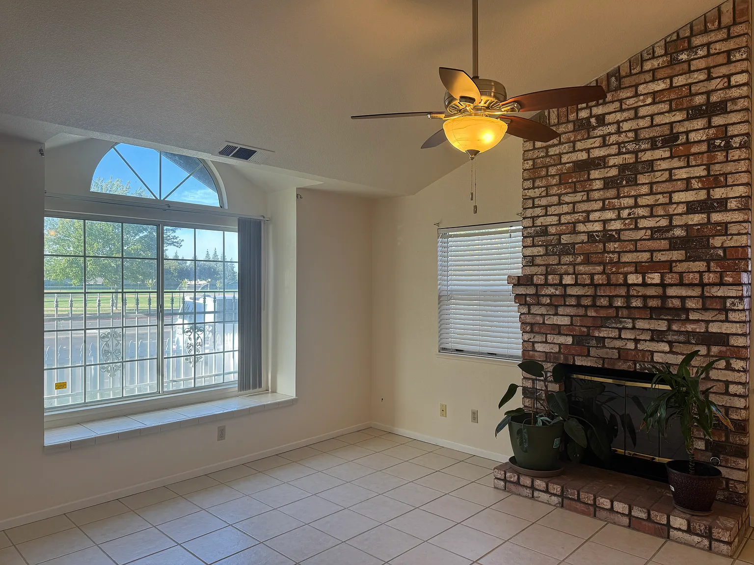 3 bed, 2.5 bath, 1427 sqft, $2,500 — Photo 3