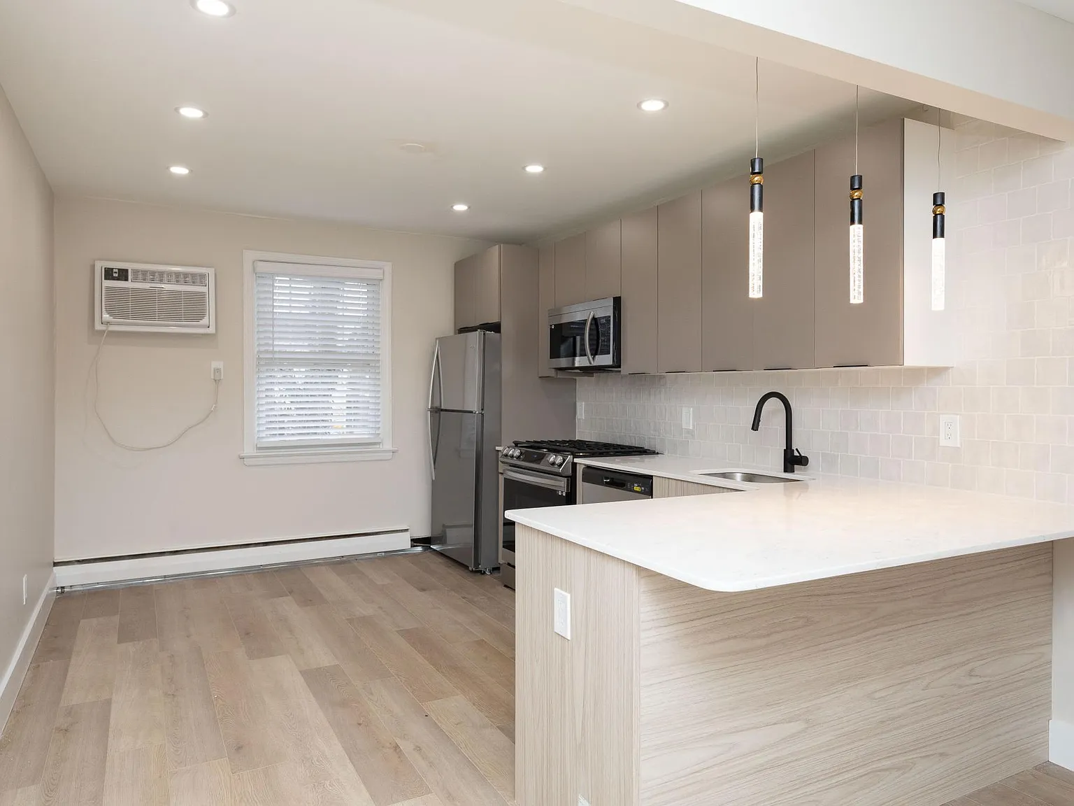Rose Garden Apartments — Photo 3