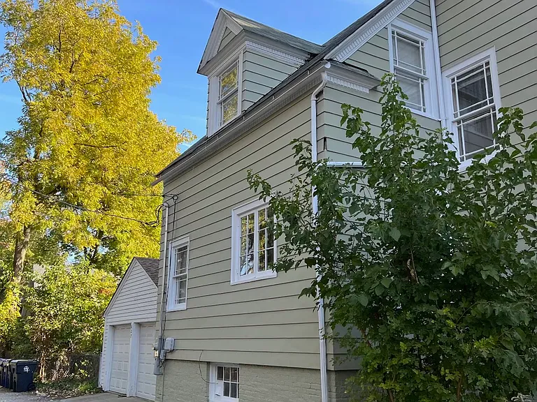 627 Library Pl — Photo 2