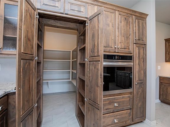 5th image of 204 Doral Dr
