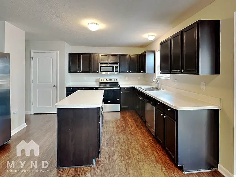 335 Cloverhill Dr — Photo 2