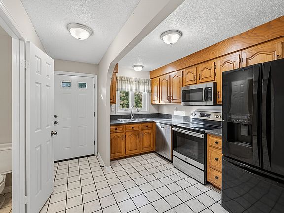 5th image of 32 Shelburne Road