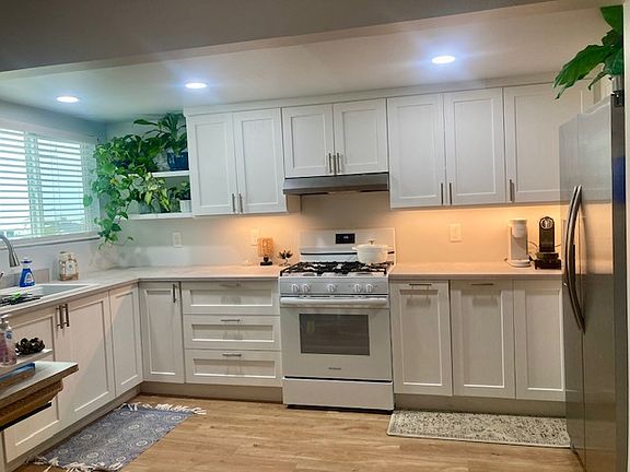 New kitchen! Include refrigerator and oven.