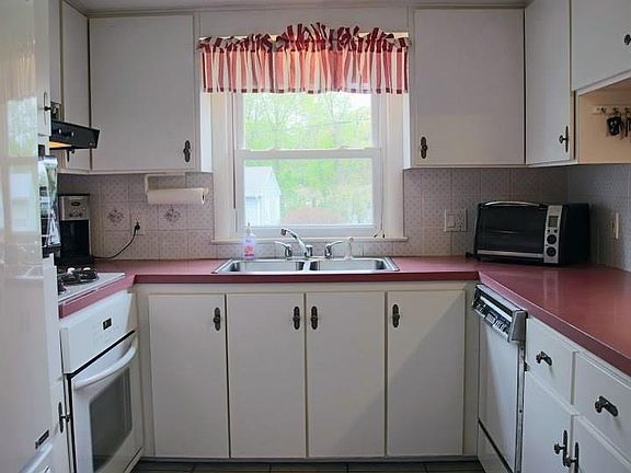 4th image of 33 Sonny Dr