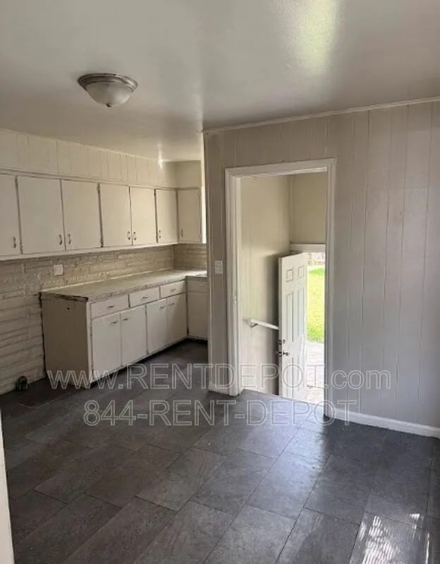 5 bed, 1.0 bath, 2104 sqft, $1,250 — Photo 3