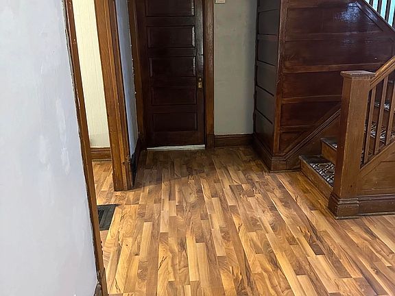 3rd image of 1013 W 6th St