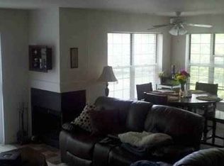 5600 Walnut Ave APT 2C, Downers Grove, IL 60516