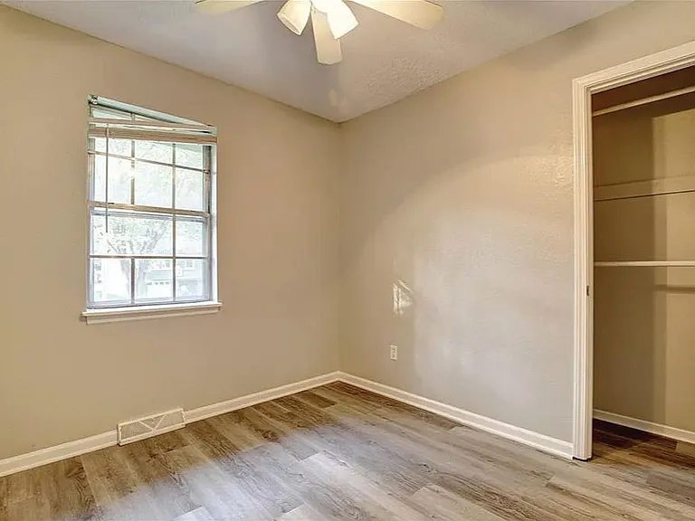 408 NE Lakeview Dr — Photo 21