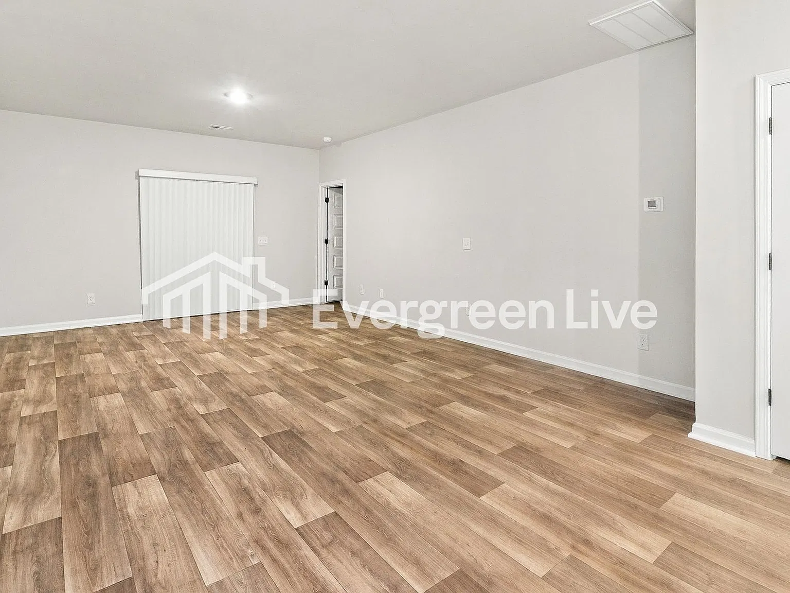3 bed, 2.0 bath, 1421 sqft, $2,320 — Photo 4