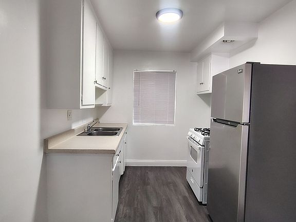 4th image of 3980 Ingraham St #103