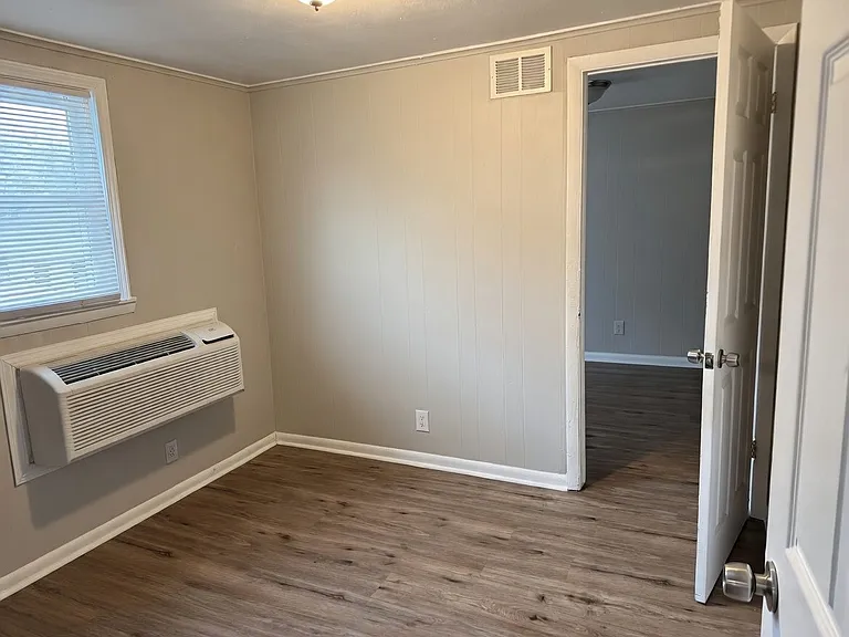 308 E Walnut St #4 — Photo 5