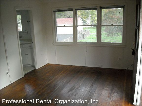 3rd image of 1028 Oak Ave