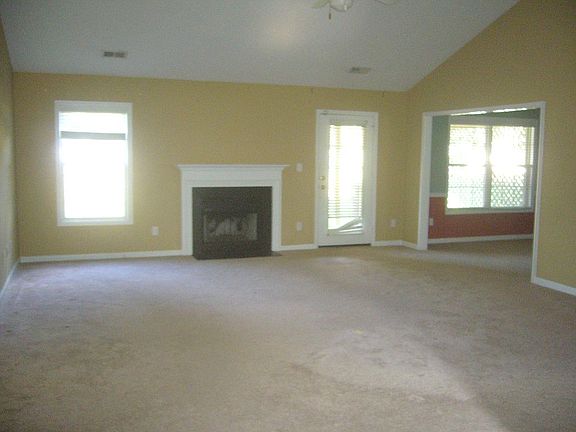 large living room w/fireplac