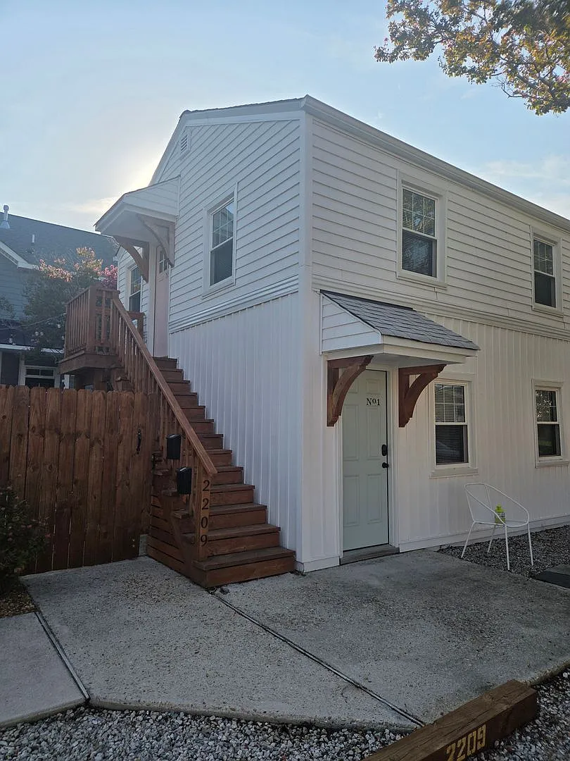 Cozy Furnished Coastal Rental Near the Oceanfront & ViBe District — Photo 2
