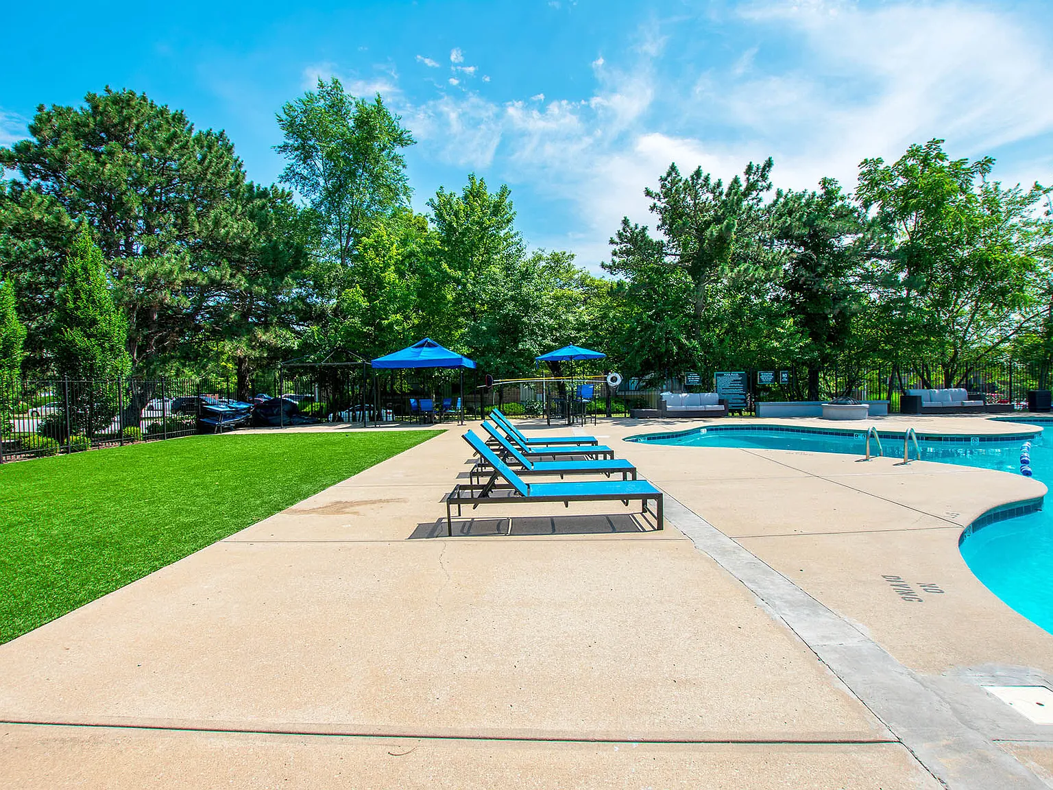Carlyle Apartments — Photo 4