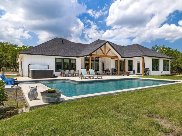 1107 Spring Valley Rd, Paradise, TX 76073