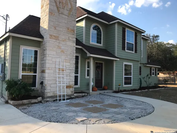 1211 Devine Dr., Devine, TX 78016
