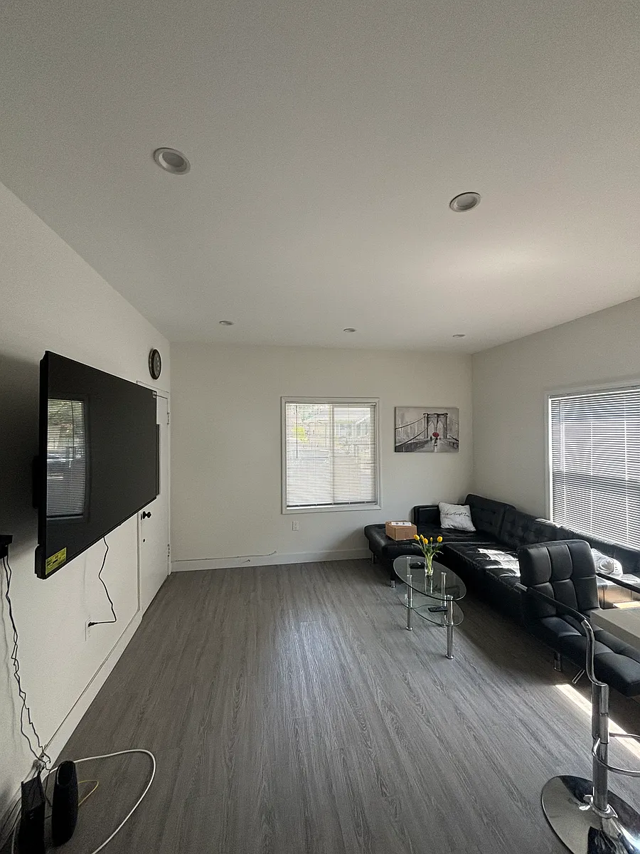Building Photo - 1460 W 22nd St #2