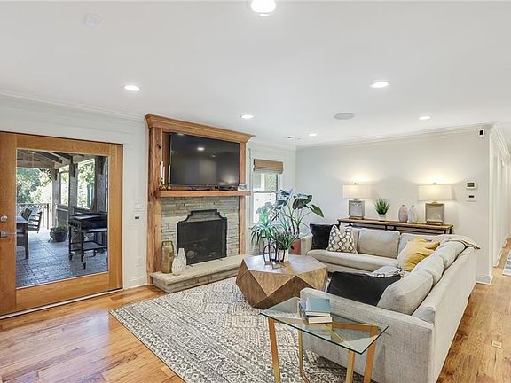 3rd image of 693 Iroquois Dr