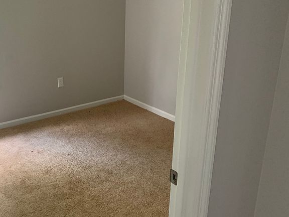 3rd image of 682 Paul St