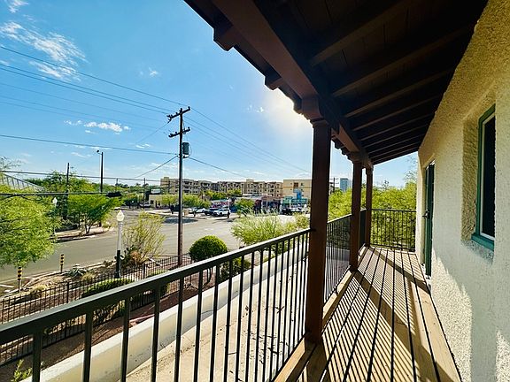 2nd image of 605 E 9th St APT 201