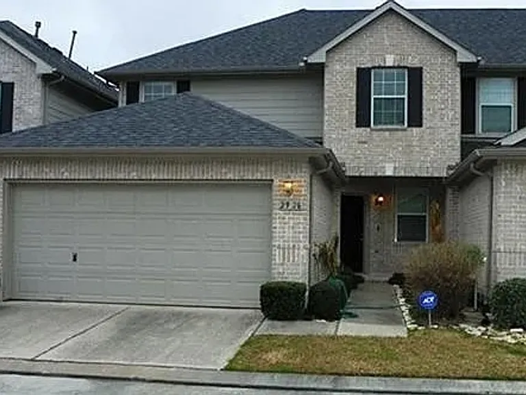 2926 Meadowglen Crst — Photo 1