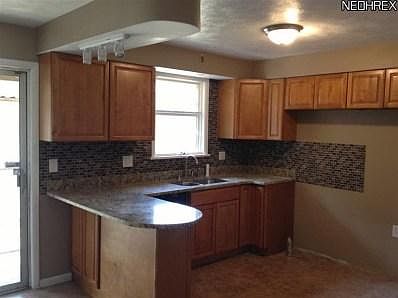 3rd image of 1349 W Montrose St