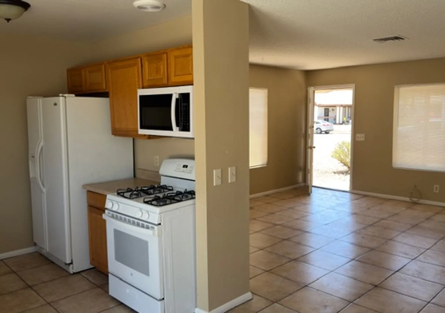 Beautiful home with attached patio, garage & carport — Photo 2