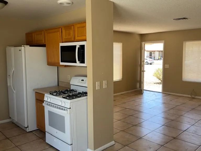 4800 Woodlake Ave — Photo 2
