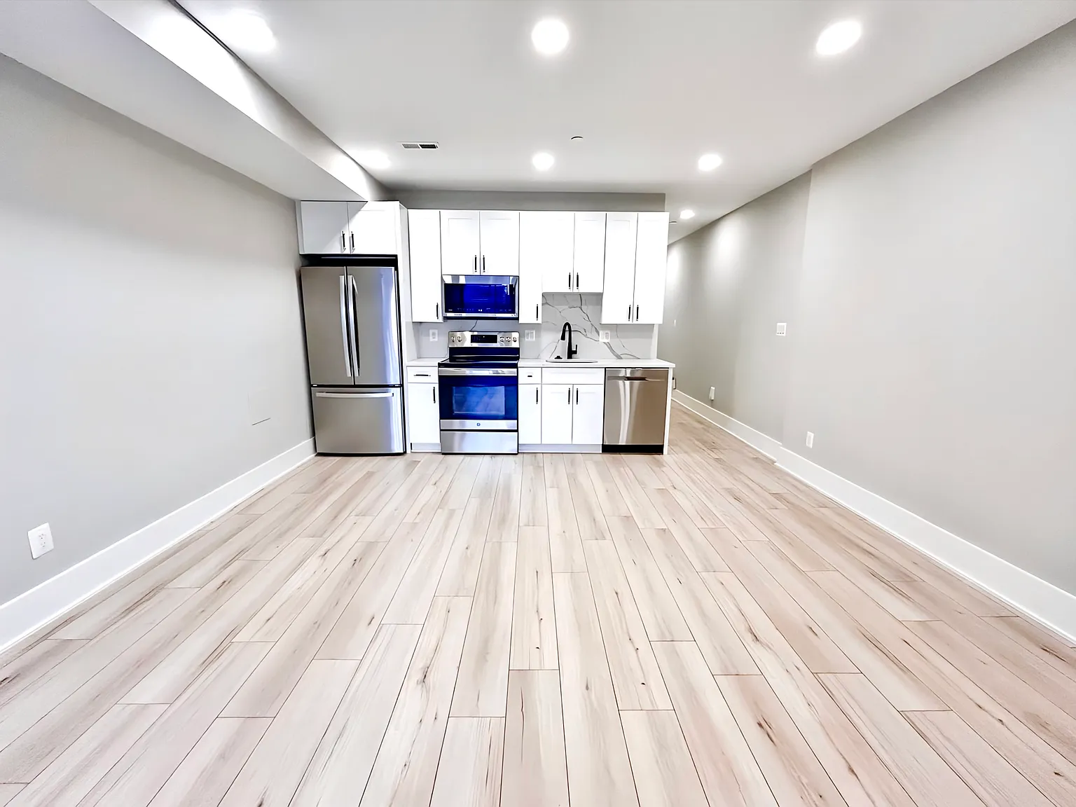 2 bed, 780 sqft, $2,400 — Photo 4