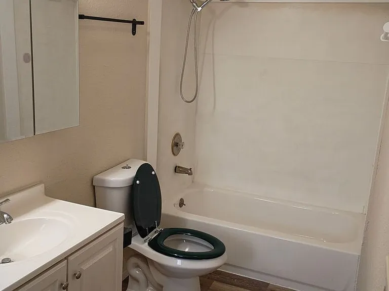 NE Spokane 2 bedroom apartment (Fresh paint and flooring) — Photo 16
