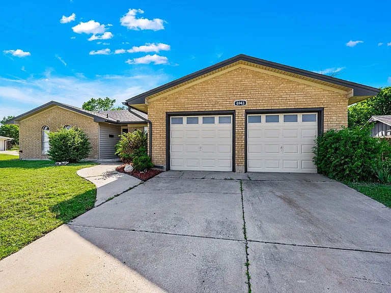 6943 NW Eisenhower Dr — Photo 2