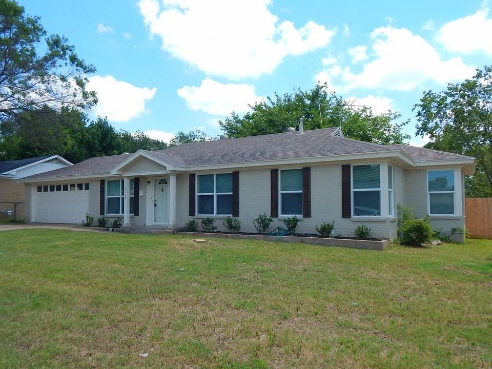 Nice home in walking distance to a great elementary. Easy c