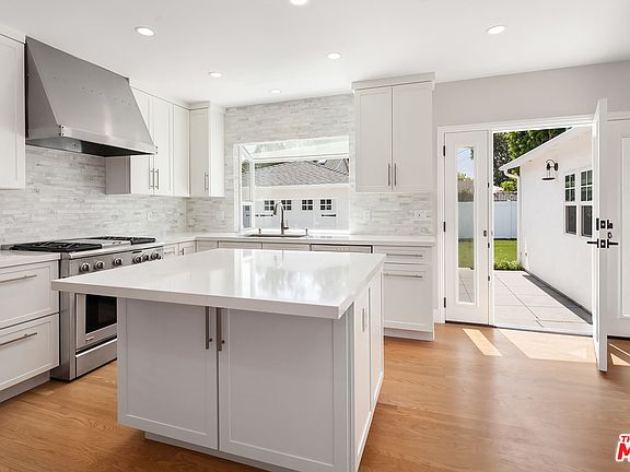 3rd image of 1108 Marine St