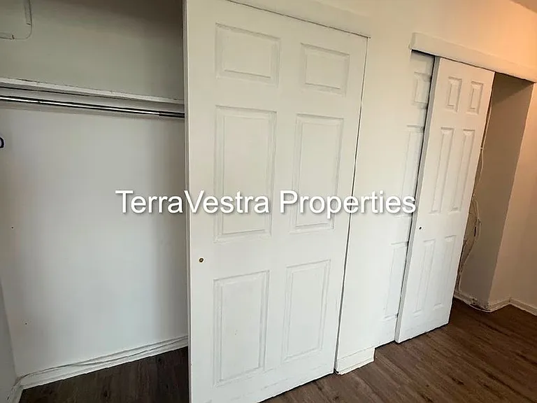 1003 Barclay Towers — Photo 12